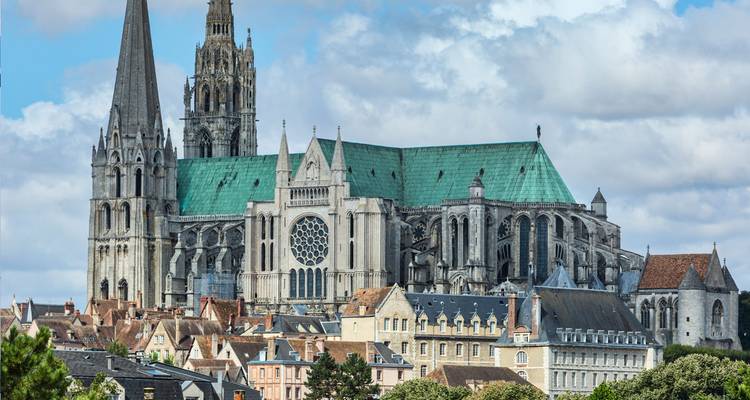 Les deux flèches de la cathédrale de Chartres et son toit en cuivre vert dominent les toits médiévaux de la ville environnante.