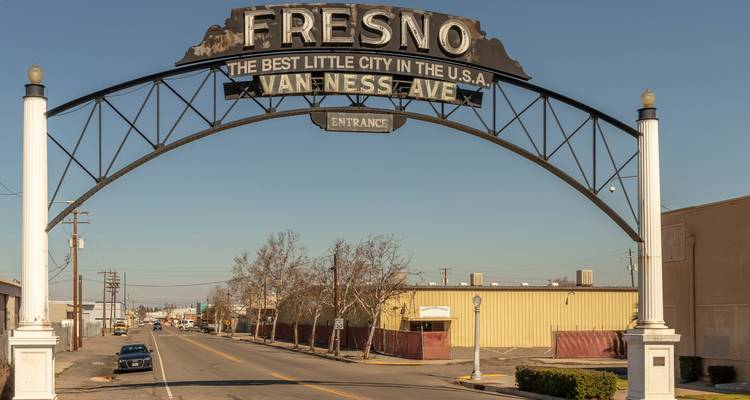L'arche historique de Fresno enjambant l'avenue Van Ness proclamant « The Best Little City in the U.S.A. » par une journée dégagée.