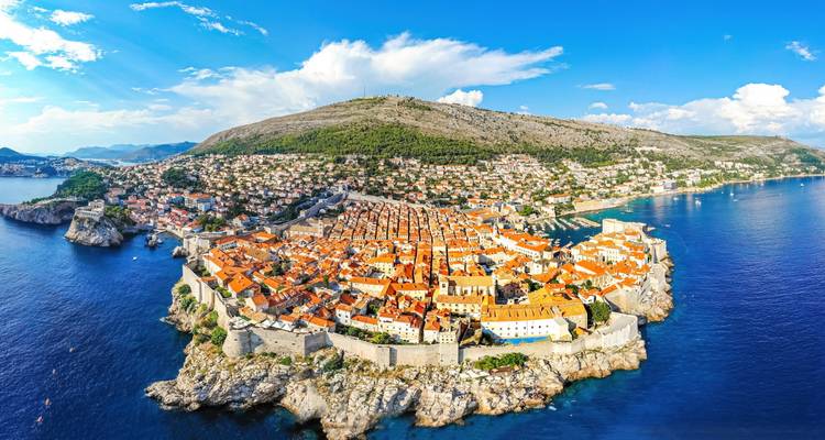 Spektakuläre Luftaufnahme der ummauerten Altstadt von Dubrovnik, die sich in die Adriatische See erstreckt.
