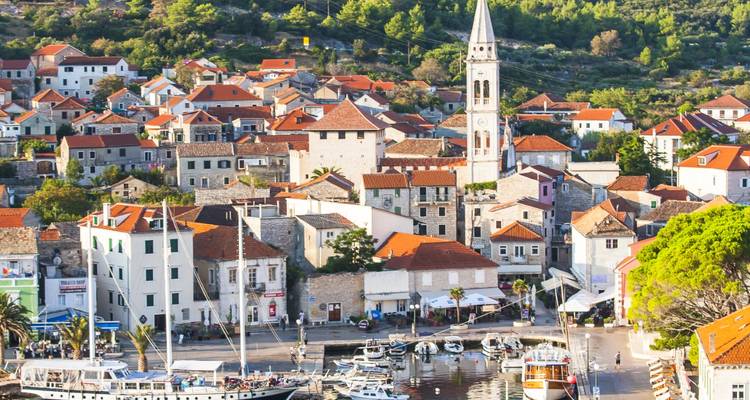 Charmantes Hafendorf mit Kirchturmspitze, Ziegeldächern und geschäftigem Yachthafen auf der Insel Hvar.