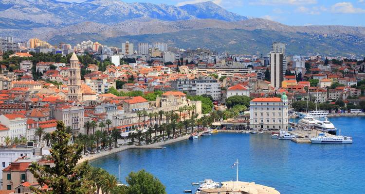 Panorama lumineux en milieu de journée du front de mer de Split et des montagnes environnantes.