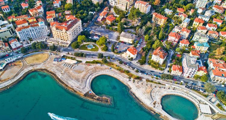 Vue aérienne côtière de la promenade d'Opatija, des piscines et des eaux adriatiques turquoise.