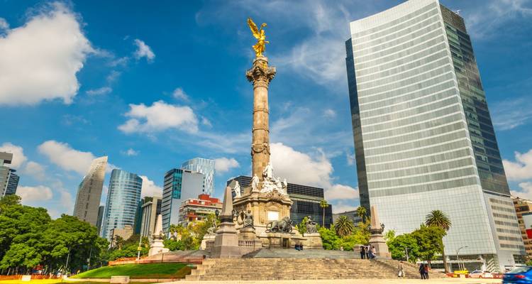 Le monument de l'Ange de l'Indépendance s'élevant au-dessus de l'horizon urbain moderne de Mexico.