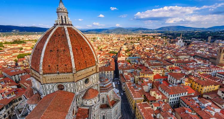 Gros plan aérien de la Dôme aux toits rouges de Florence dominant le panorama de la ville.