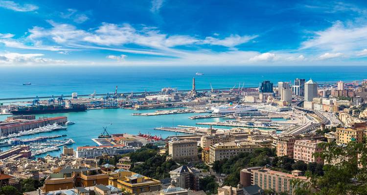 Vue panoramique d'un port méditerranéen animé et de la mer azurée sous un ciel lumineux.