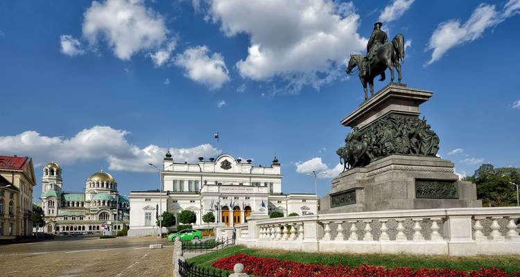 Bulgarischer Parlamentsplatz mit Reiterstandbild und Kathedrale mit goldener Kuppel im Hintergrund