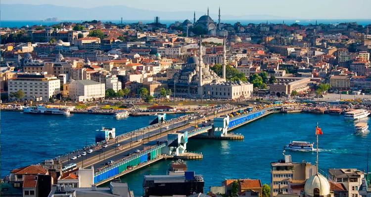 Le pont de Galata très fréquenté qui enjambe la Corne d'Or avec la ligne d'horizon historique d'Istanbul et ses mosquées se dressant derrière les eaux scintillantes.