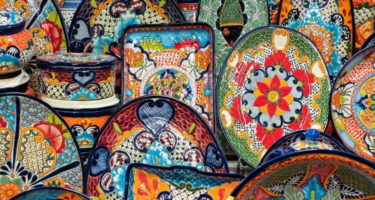 Tentoonstelling van kleurrijke handgeschilderde Talavera keramische borden en schalen