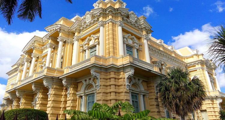 Elegantes gelbes Palacio Cantón Museum in Mérida mit prachtvoller neoklassizistischer Architektur vor blauem Himmel.