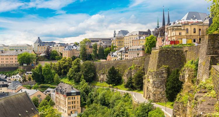 Panoramablick über die Altstadt von Luxemburg und dramatische Klippen an einem sonnigen Tag