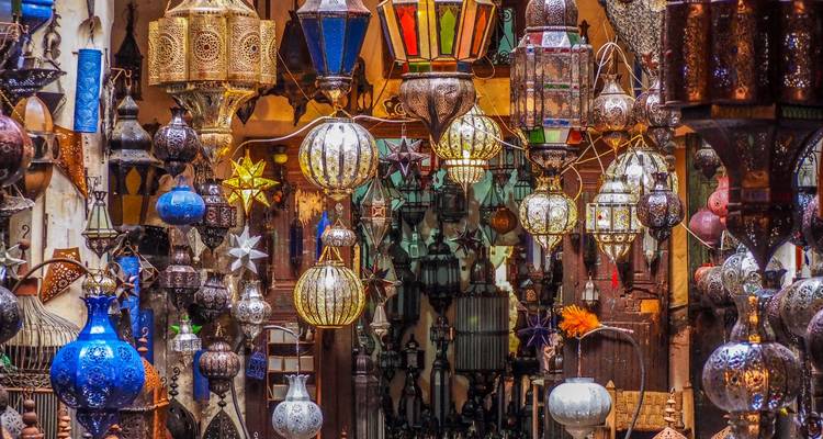 Affichage vibrant de lanternes et de lampes en métal finement travaillé suspendues dans un étal de marché traditionnel