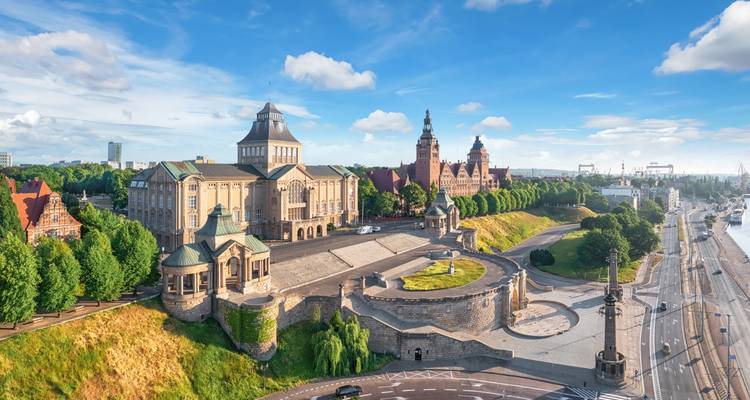 Panoramablick auf großartige Flussufferterrassen und historische Gebäude entlang der Szczeciner Uferpromenade an einem sonnigen Tag.