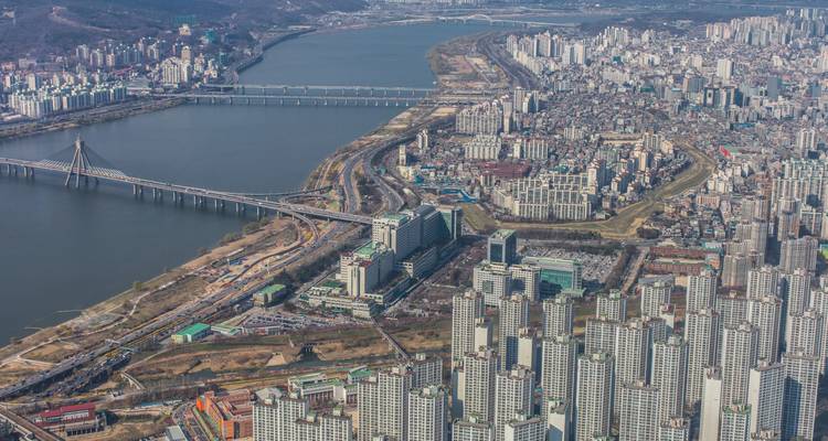 Panorama aérien des immeubles d'habitation de grande hauteur de Séoul flanquant le fleuve Han et ses ponts.