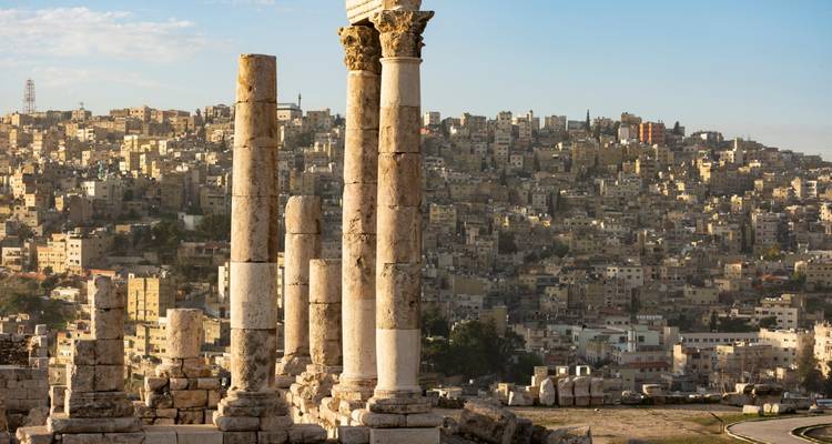 Les anciennes colonnes de la Citadelle d'Amman surplombant la ville densément construite à la lumière du matin.