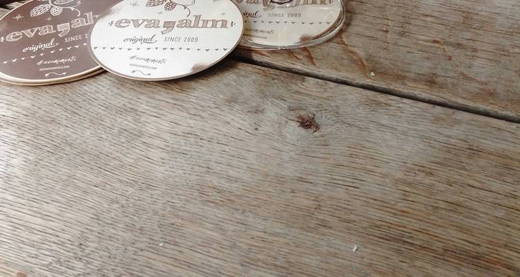 Gros plan sur une table en bois avec des dessous-de-verre de marque disposés dans le coin