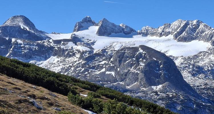 Gros plan spectaculaire de pics dentelés enneigés contre un ciel bleu profond