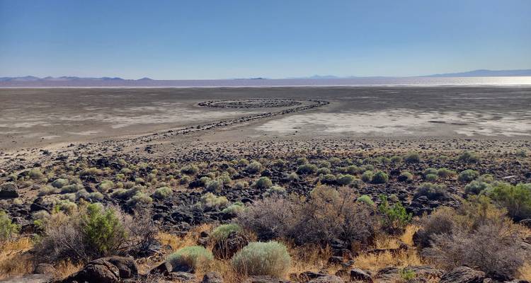 Spiral Jetty Landart-Skulptur, die sich in das trockene Seebett des Großen Salzsees unter strahlender Sonne windet.