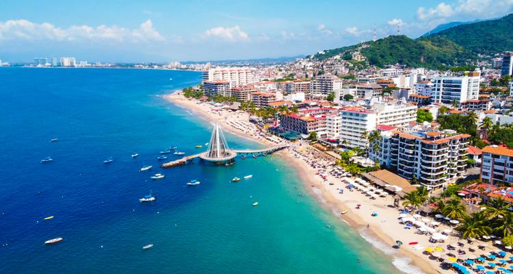 Vue aérienne de la côte de Puerto Vallarta avec la jetée Los Muertos s'avançant dans les eaux turquoise.