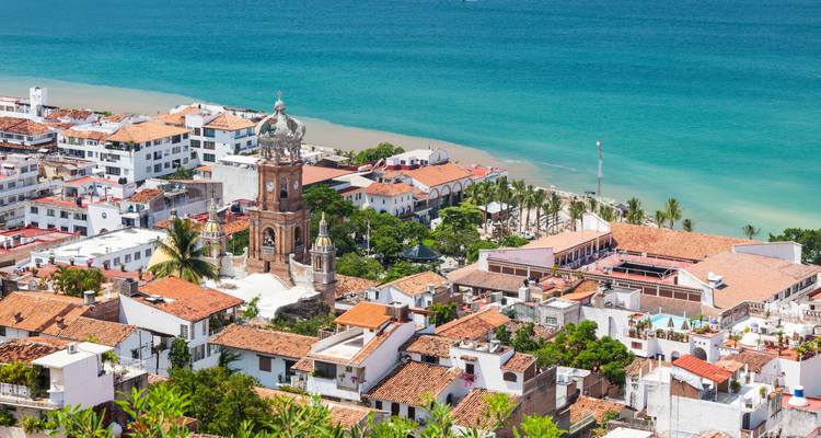 Centre historique de Puerto Vallarta avec l'église Notre-Dame de Guadalupe dominant la mer bleue.