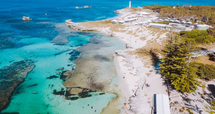 Luftaufnahme von türkisfarbenen Buchten, Weißsandstränden und einem Leuchtfeuer an der Küste der Insel Rottnest