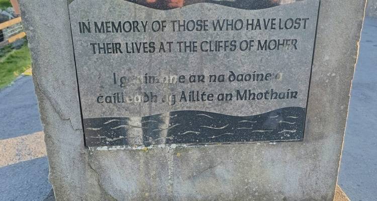 Plaque commémorative en pierre honorant la mémoire des vies perdues aux Falaises de Moher.