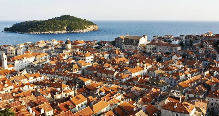 La vieille ville iconique aux toits rouges de Dubrovnik vue d'en haut avec l'île de Lokrum et la mer Adriatique scintillante en arrière-plan