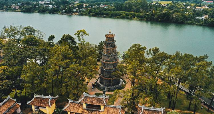 Vista de dron de la torre de la Pagoda Thien Mu junto al río Perfume rodeada de pinos