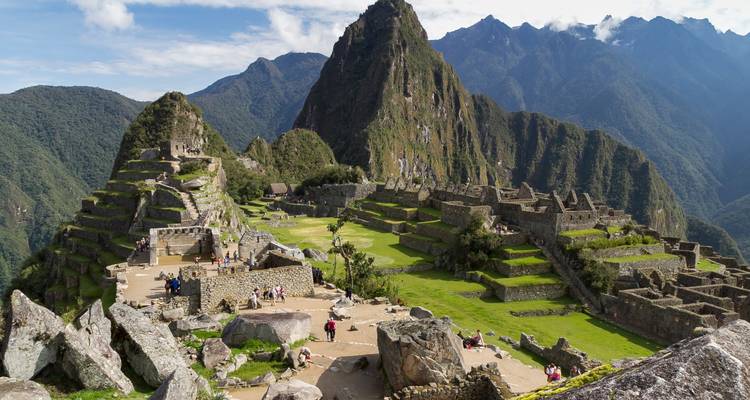 Ikonischer Panoramablick auf die Machu Picchu Zitadelle, die zwischen den Andengipfeln thront