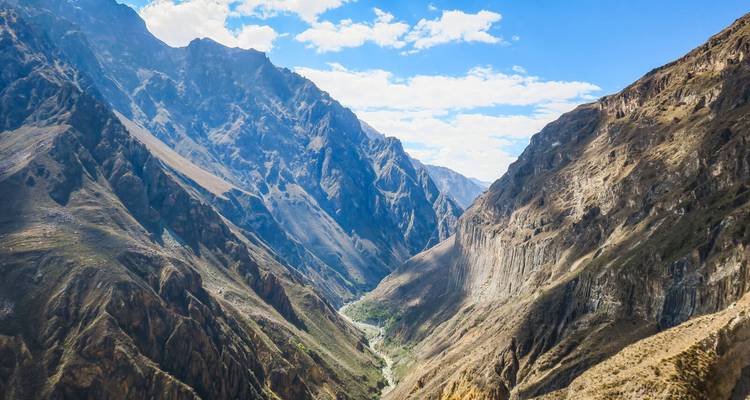 Tiefes raues Tal des Colca Canyon unter klarem blauem Himmel