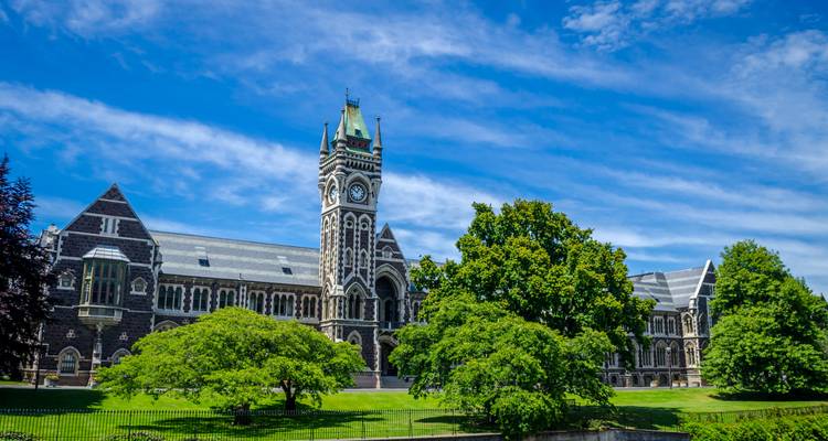 Magnifique tour horloge de style gothique de l'Université d'Otago, située en retrait derrière des pelouses verdoyantes