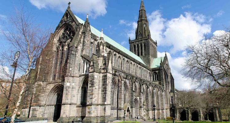 Vista más cercana de la fachada de la Catedral de Glasgow bajo nubes dispersas