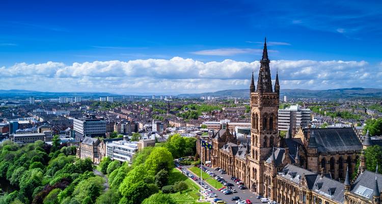 Vista aérea de la torre de la Universidad de Glasgow dominando el horizonte de la ciudad