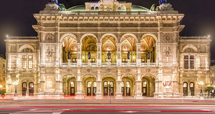 L'Opéra d'État de Vienne illuminé la nuit avec des traînées lumineuses du trafic passant.