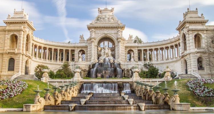Grand Palais Longchamp à Marseille avec ses fontaines en cascade et sa façade néoclassique ornée.