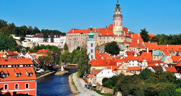 La ville de conte de fées de Cesky Krumlov aux toits rouges avec la tour du château dominant la rivière Vltava par une journée ensoleillée.