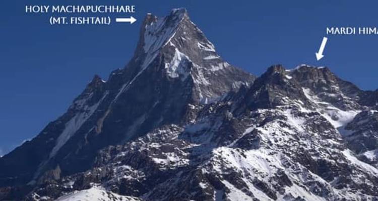 Photo étiquetée montrant les pics enneigés de Machapuchhare et Mardi Himal sur fond de ciel bleu