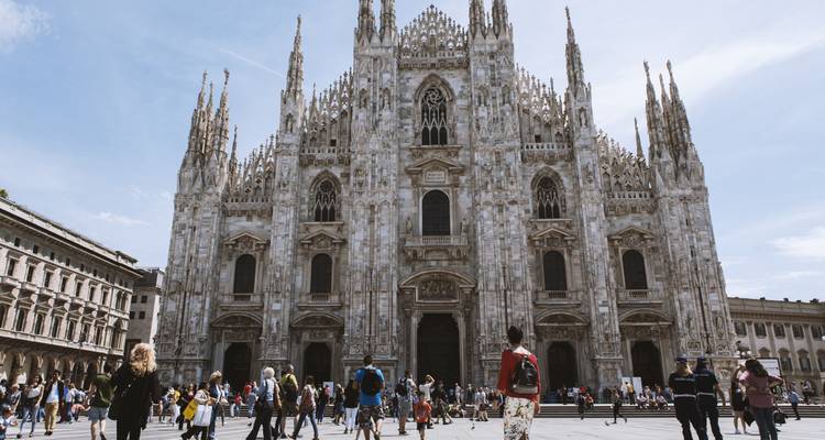 Menschenmengen versammelten sich vor dem prunkvollen gotischen Duomo di Milano