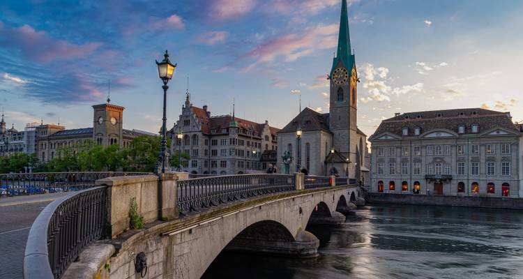 Zurichs Fraumünster-Kirche und Steinbrücke im farbenfrohen Abendlicht