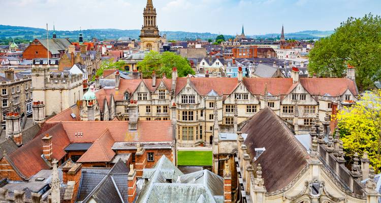 Panorámica desde la azotea de los históricos colegios de Oxford y sus torres de iglesias.