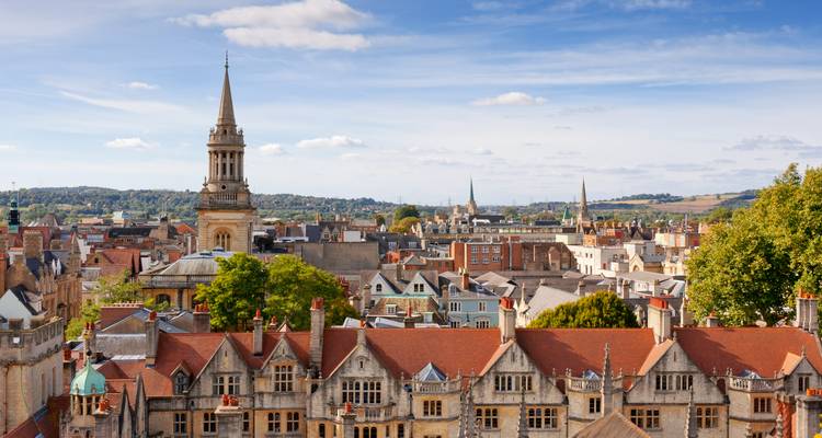 Horizonte de Oxford con torres y tejados de tejas rojas en un día despejado.
