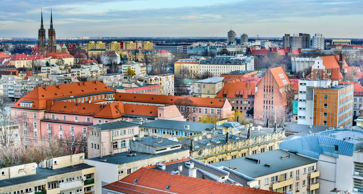 Vue aérienne de Wrocław avec les flèches de la cathédrale, les toits colorés et les bâtiments modernes.