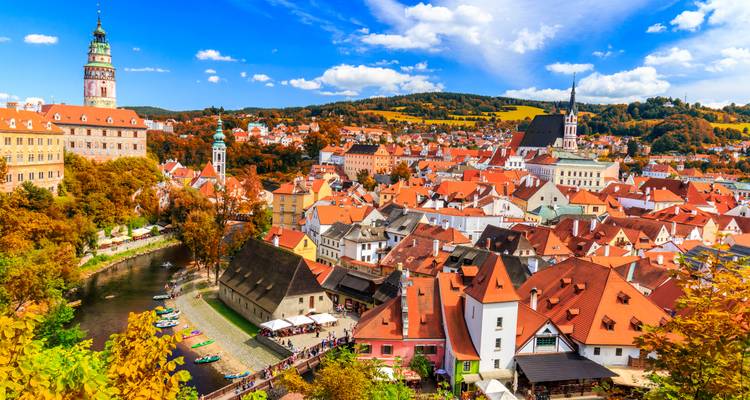 Panorama automnale vivant de la vieille ville de conte de fées de Český Krumlov entourée par la rivière Vltava.