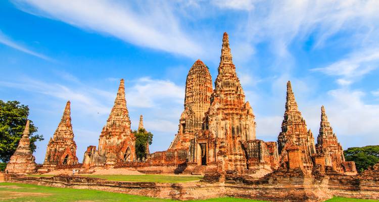 Majestic Wat Chaiwatthanaram-tempel met hoge torens tegen een blauwe lucht