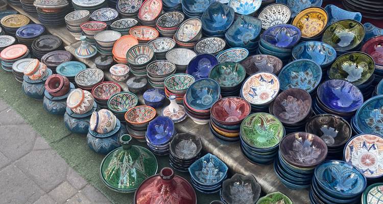 Exposition de bols en céramique marocaine aux couleurs vives disposés dans un étal de marché.