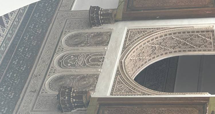 Détail d'une arche ornementée et de stuc sculpté à l'intérieur d'un bâtiment historique marocain.