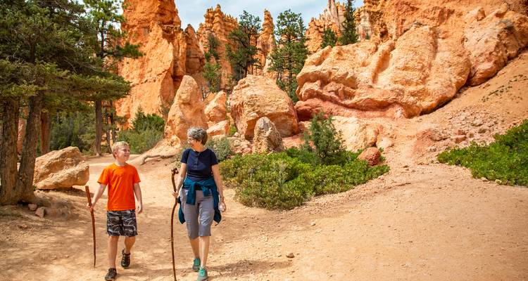 Mère et fils en randonnée parmi les cheminées de fée orange éclatantes du parc national de Bryce Canyon