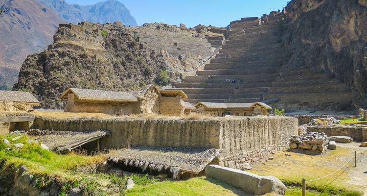 Las terrazas incas y ruinas de piedra de Ollantaytambo con el imponente telón de fondo de las montañas andinas