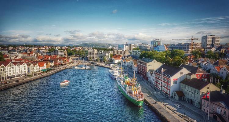 Panorama aérien du port de Stavanger avec des bâtiments colorés en bord de mer et des navires amarrés