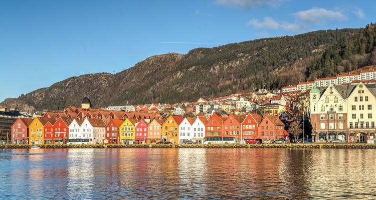 Les maisons en bois aux couleurs de l'arc-en-ciel, emblématiques de Bryggen, se reflètent dans le port calme de Bergen