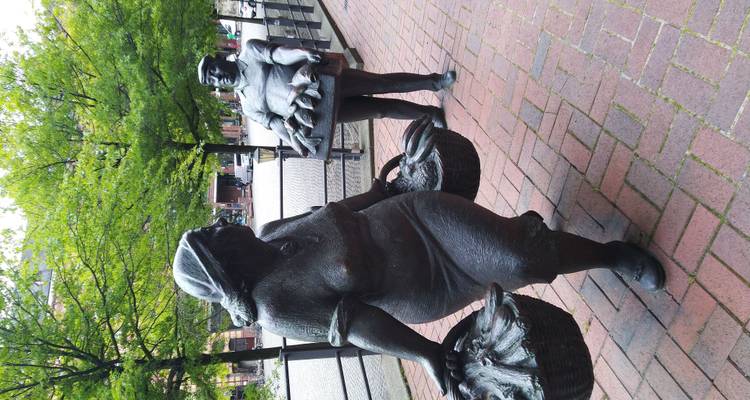 Les statues en bronze de marchands de poisson portant des paniers à l'extérieur de la halle aux poissons historique